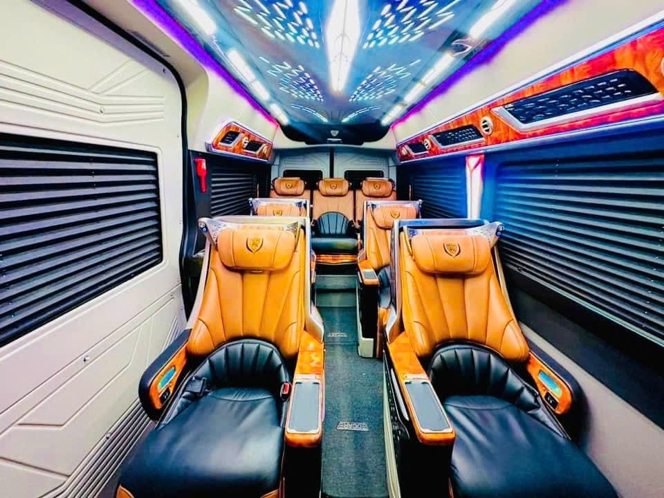 Nội thất limousine tiện nghi, đèn LED