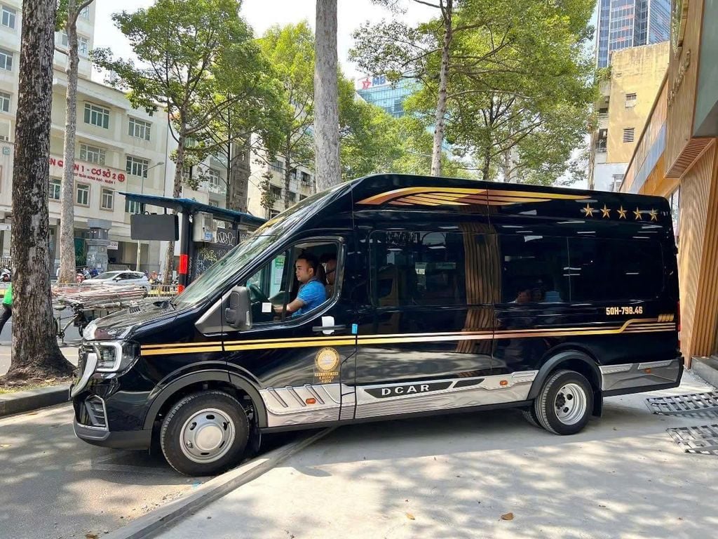 Xe limousine cao cấp đời mới phục vụ đặt vé