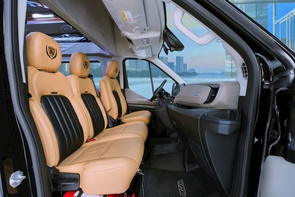 Ghế ngồi limousine êm ái, khoang lái tiện nghi